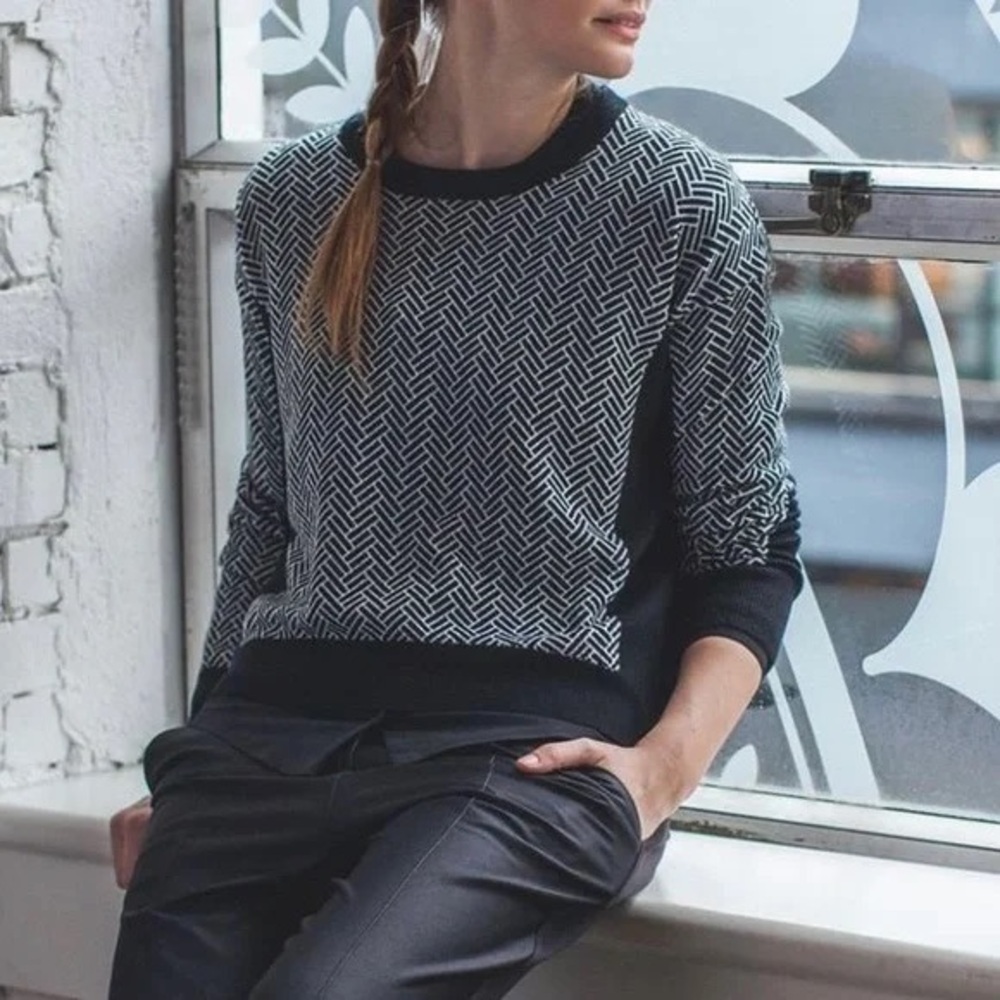 Lululemon Athletica Women's Black and White Sweater